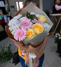 Букет цветов из:  Герберы, Розы и Хризантемы в Артемовске