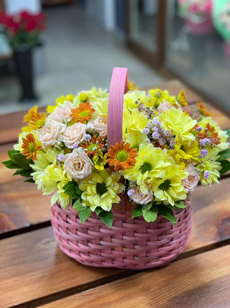 Цветочная композиция из Хризантемы и Розы в корзине в Артемовске