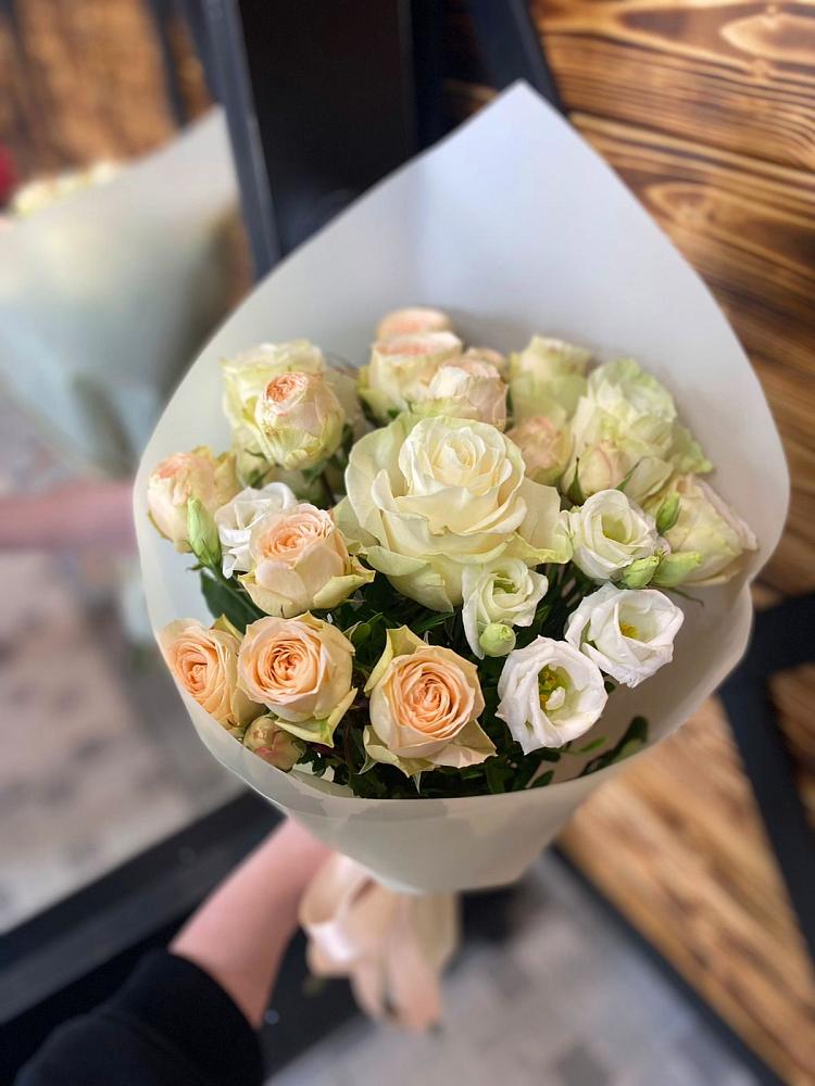 Букет Летний бриз в Артемовске Букет цветов из: Розы и Лизиантусы в Артемовске